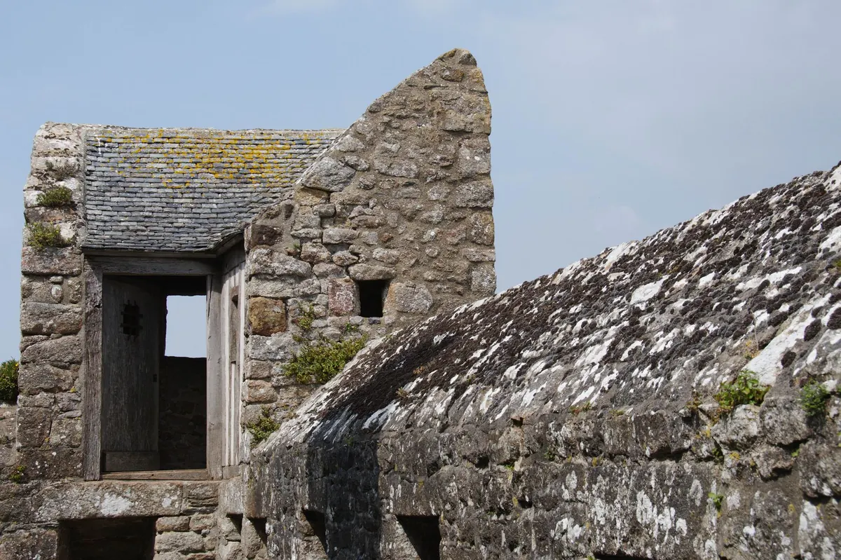 Real Folly or Modern Garden Building? How to Tell the Difference